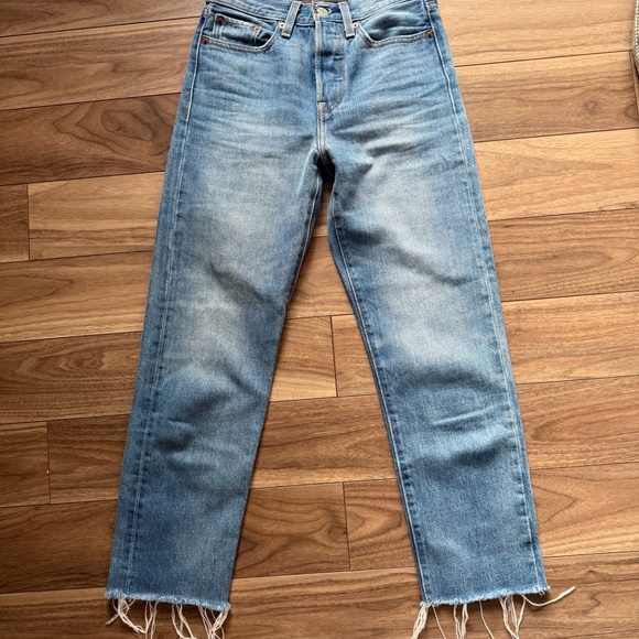 Aritzia | Levi’s Wedgie Straight Jeans | Size 24 | Light Wash - Picture 2 of 7